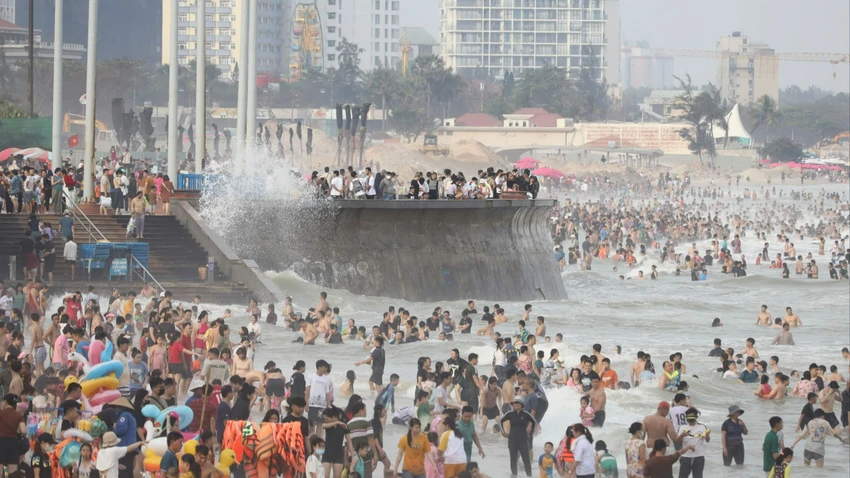 Du khách vui chơi, tắm biển Vũng Tàu ngày Mùng 3 Tết Nguyên đán Ất Tỵ 2025. Ảnh: TP Vũng Tàu đảm bảo an toàn cho du khách trong dịp Tết Nguyên đán