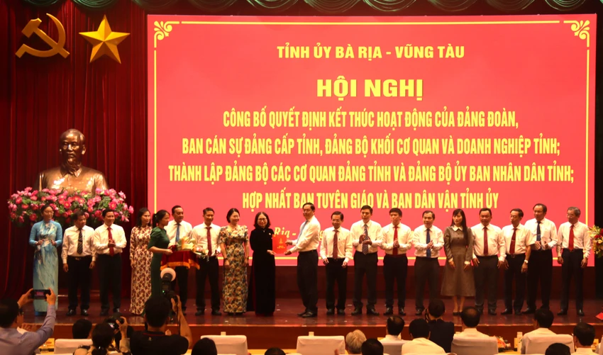 Ông Phạm Viết Thanh, Bí thư Tỉnh ủy trao quyết định thành lập Đảng bộ các cơ quan Đảng cho bà Nguyễn Thị Yến, Phó Bí thư Thường trực Tỉnh ủy, Bí thư Đảng ủy. Ảnh: TK Bà Rịa - Vũng Tàu: Công bố nhiều quyết định về sắp xếp, tinh gọn bộ máy