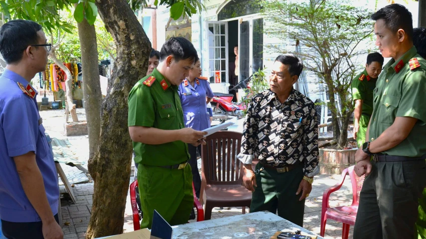 Cơ quan CSĐT bắt bị can Trần Đình Toan do có các hành vi lợi dụng các quyền tự do dân chủ, đăng tải nhiều thông tin chưa kiểm chứng, xúc phạm cơ quan chức năng. Ảnh: AT Bà Rịa – Vũng Tàu: Bắt tạm giam người đàn ông để điều tra vì lợi dụng các quyền tự do dân chủ