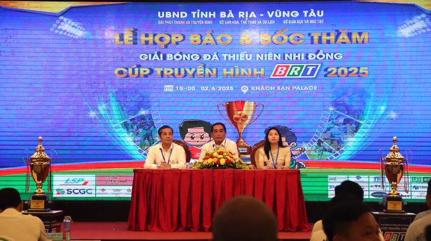 Ban tổ chức trả lời các câu hỏi của báo chí tại buổi lễ. Ảnh: TK Cup-Truyen-hinh-BRT-h7.JPG