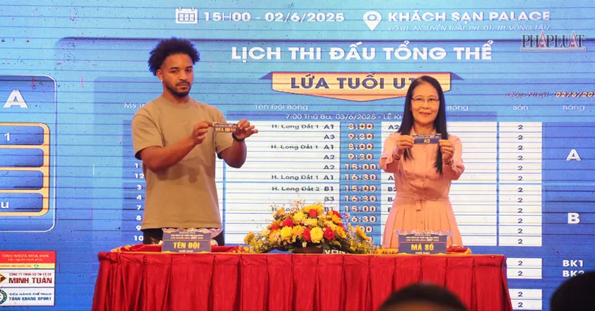 Cầu thủ Nguyễn Xuân Son cùng tham gia bốc thăm lịch thi đấu Giải bóng đá thiếu niên nhi đồng - Cúp Truyền hình BRT năm 2025. Ảnh: TK Xuân Son 'gây sốt' tại lễ bốc thăm lịch thi đấu của Giải bóng đá Cúp Truyền hình BRT