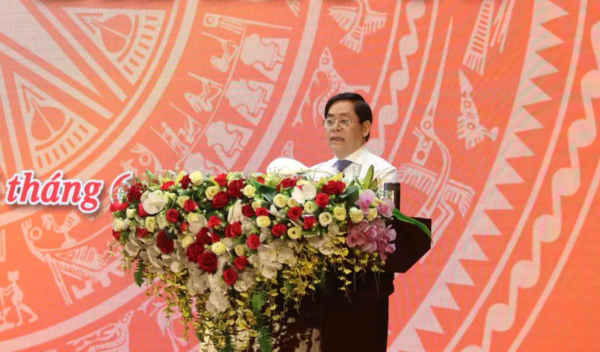 Ông Phạm Viết Thanh, Bí thư Tỉnh ủy Bà Rịa - Vũng Tàu thay mặt Ban Thường vụ ký ban hành Chỉ thị về tiếp tục triển khai thực hiện các nghị quyết, kết luận của Trung ương, Bộ Chính trị về sắp xếp tổ chức bộ máy và đơn vị hành chính trên địa bàn. Ảnh: TK Ban Thường vụ Tỉnh ủy Bà Rịa - Vũng Tàu có Chỉ thị mới về sắp xếp tổ chức bộ máy