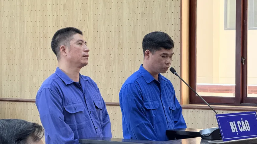Bị cáo Nguyễn Văn Thanh (bên trái ảnh) và Cao Bá Hoài nghe tòa tuyên án. Ảnh: ĐT Phạt tù chuyên viên cho mượn 55 bộ hồ sơ đất đai, nào ngờ bạn làm giả giấy tờ, lừa hàng trăm tỉ đồng