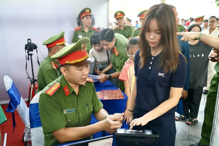 Các trụ sở công an quận, huyện cũ tại TP.HCM vẫn thu nhận hồ sơ cấp thẻ căn cước