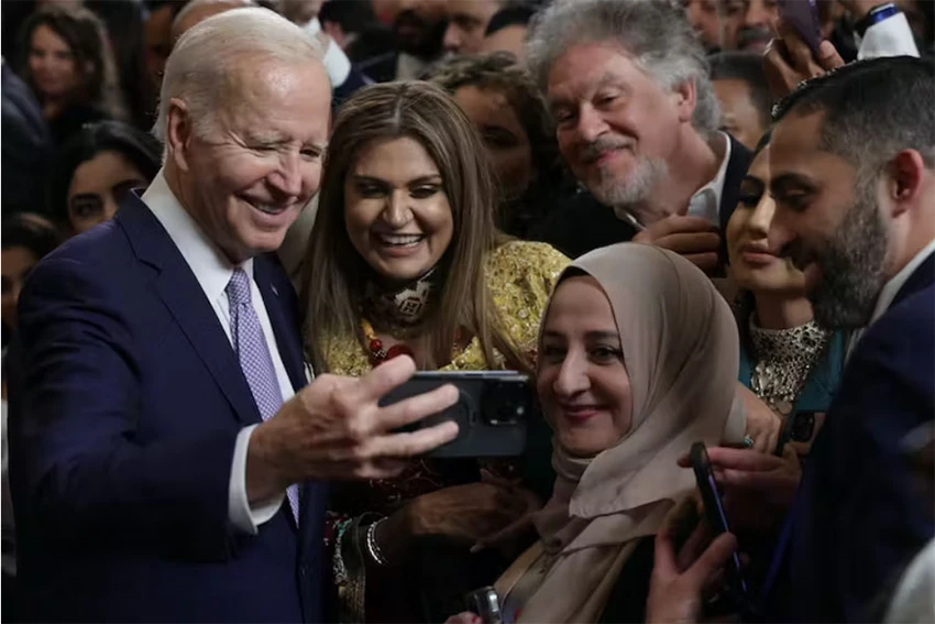 Tổng thống Mỹ Joe Biden (trái) chụp ảnh với người gốc Ả Rập trong buổi tiệc chiêu đãi kỷ niệm kết thúc tháng ăn chay Ramadan tại Nhà Trắng ngày 1-5-2023. Ảnh: GETTY IMAGES Sức nóng Trung Đông lan cả tranh cử Mỹ