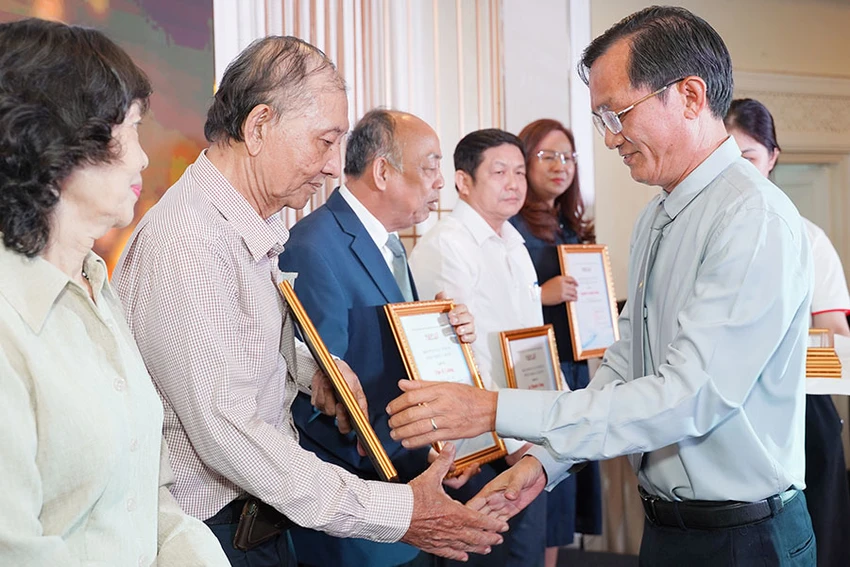 Ông Nguyễn Đức Hiển, Phó Tổng Biên tập thường trực báo Pháp Luật TP.HCM, trao thư cảm ơn cho các luật sư trong Chương trình Trợ giúp pháp lý miễn phí của báo. Ảnh: THUẬN VĂN bảo vệ công lý