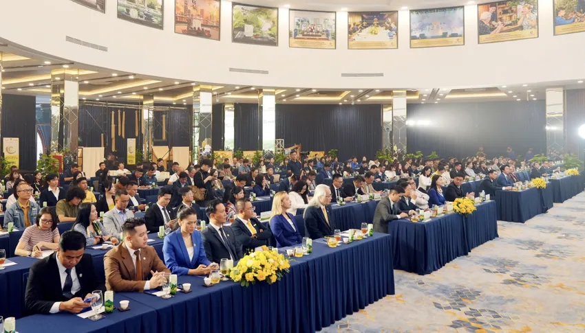 Quang cảnh buổi họp báo quang - canh.jpg