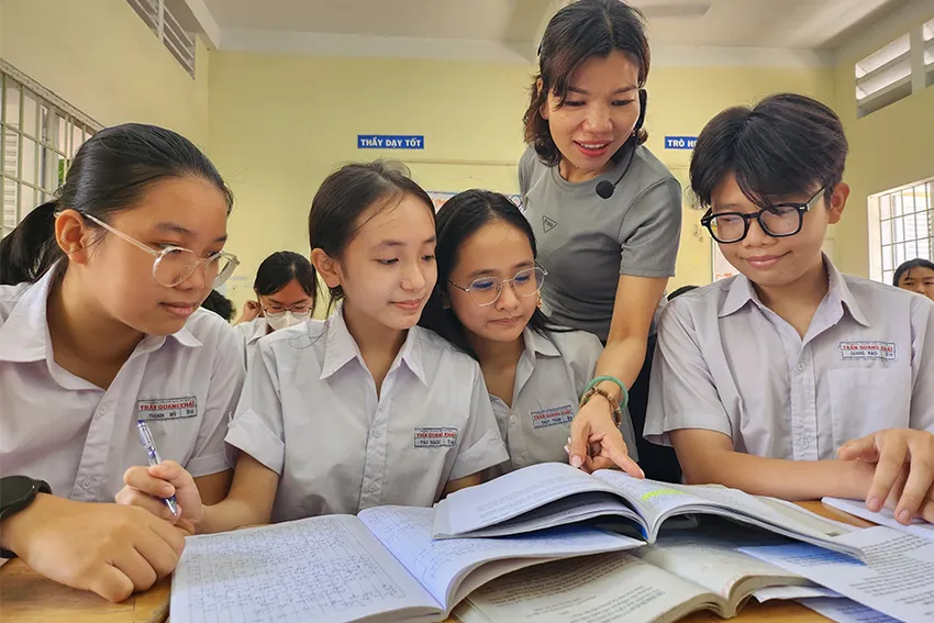 Cô Phạm Thị Thúy Hà cùng các học sinh trong buổi ôn thi trước kỳ thi tuyển sinh vào lớp 10 năm 2023. Ảnh: NGUYỄN QUYÊN giáo viên chủ nhiệm lớp 9