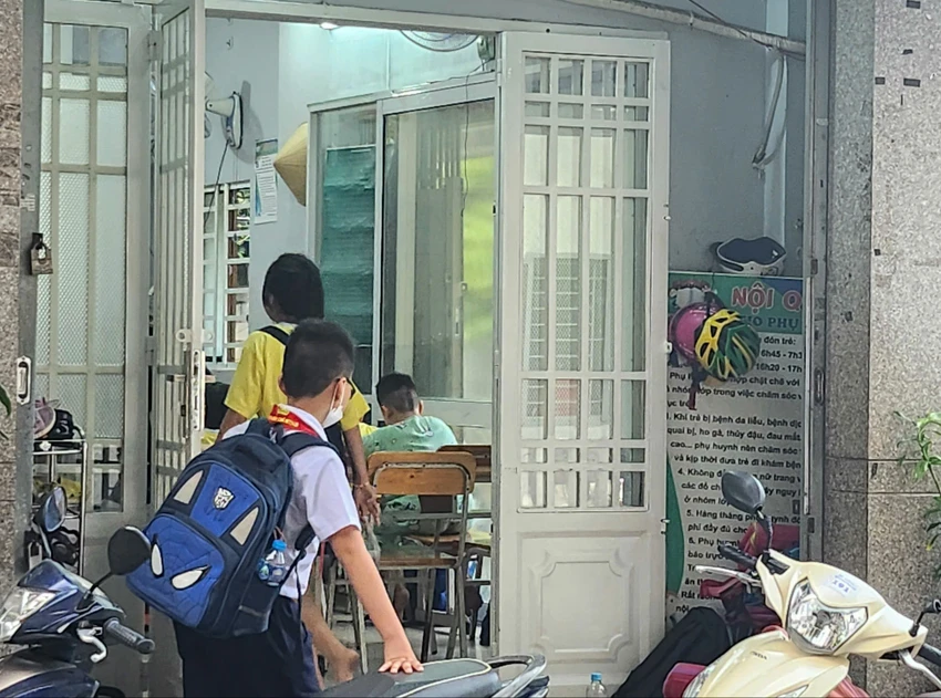 Học sinh đến lớp học thêm sau giờ học chính khóa. Ảnh: NGUYỄN QUYÊN 24 Sở GD&ĐT
