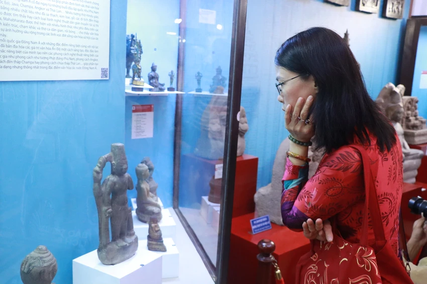 Người dân tham quan trưng bày chuyên đề "Cổ Đổng Kỳ quan - nơi hội tụ các nền văn hóa" tại Bảo tàng lịch sử TP.HCM. miễn phí vé tham quan
