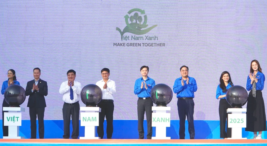 Từ trái qua: Ông Nguyễn Mạnh Cường, Trưởng Ban Tuyên giáo và Dân vận Thành ủy TP.HCM (thứ tư); ông Nguyễn Minh Triết, Bí Thư Trung ương Đoàn, Chủ tịch Hội Sinh viên Việt Nam (thứ năm); ông Ngô Minh Hải, Bí thư Thành đoàn, Chủ tịch Hội LHTN Việt Nam TP.HCM (thứ sáu), cùng các đại diện thanh niên tình nguyện tại buổi lễ phát động. thang-thanh-nien-2-789-4640.jpg
