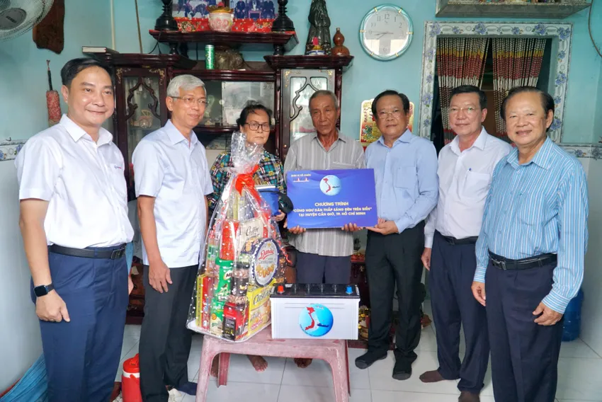 Phó Chủ tịch UBND TP.HCM Võ Văn Hoan (thứ hai từ trái) và Tổng biên tập báo Pháp Luật TP.HCM Mai Ngọc Phước (thứ ba từ phải) trao quà cho bà con ngư dân huyện Cần Giờ ngày 17-5. Ảnh: BẢO PHƯƠNG