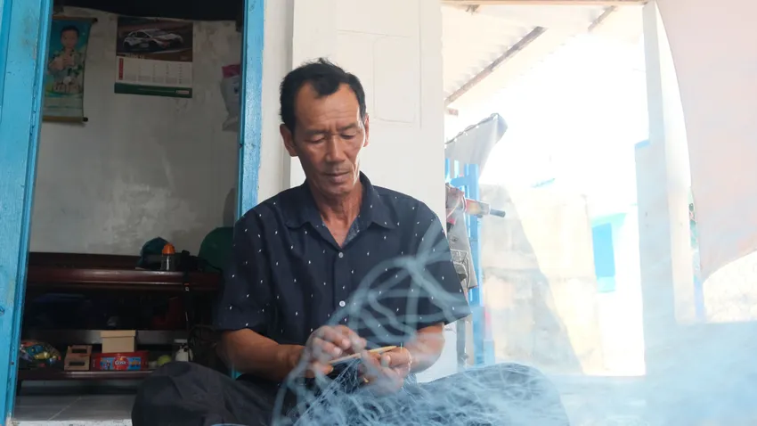 Một ngư dân ở tỉnh Ninh Thuận đang kiểm tra lưới cá chuẩn bị cho chuyến ra khơi. Ảnh: PV