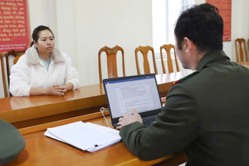 Vũ Thị Phương tại Cơ quan An ninh điều tra Công an tỉnh Hà Tĩnh. Ảnh: CA cong-an-khoi-to-giam-doc-va-5-cap-duoi-lieu-linh-dua-30-nguoi-sang-han-quoc.jpg