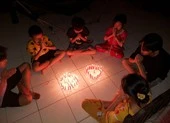 Bà giáo lặng thầm và dãy hàng hoa lung linh trong đêm tưởng niệm ảnh 7 5 đứa trẻ vẽ chân dung người cha mất do COVID-19 rồi thắp nến tưởng niệm...