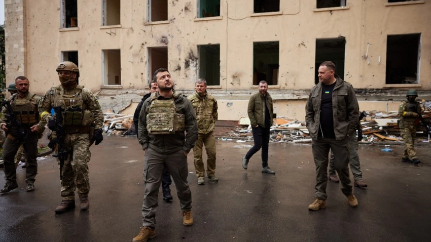 Tổng thống Ukraine Volodymyr Zelensky mặc áo chống đạn quan sát các tòa nhà bị phá hủy ở tỉnh Kharkiv và khu vực lân cận. Ảnh: Ukrainian Presidential Press Service Tổng thống Zelensky nói về bi kịch lớn nhất của Ukraine trong xung đột với Nga