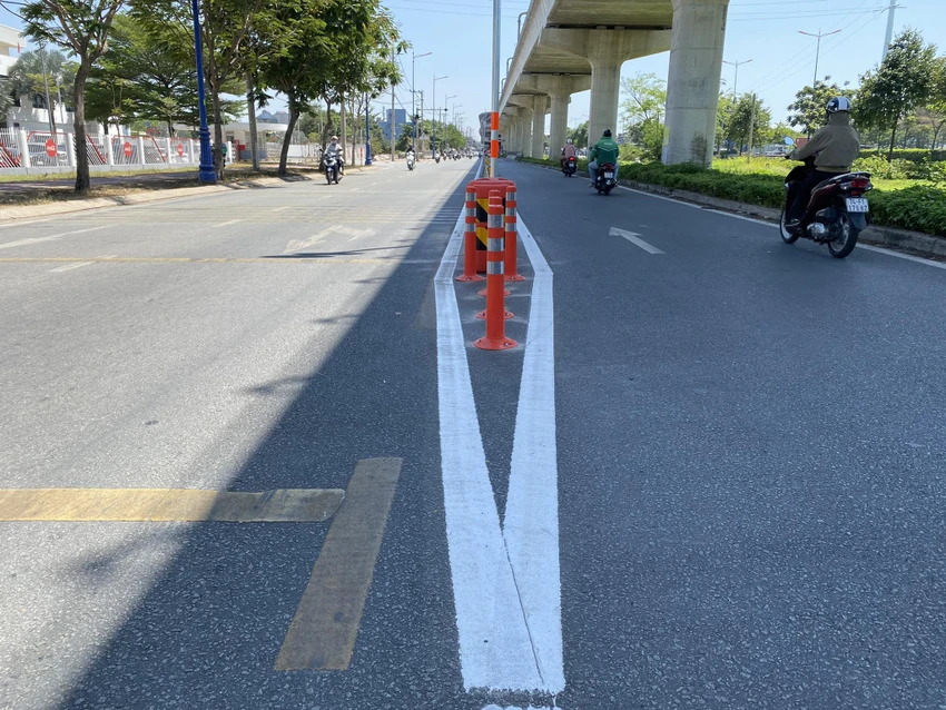 Khu vực này cũng được đơn vị quản lý bố trí thêm cọc nhựa. lap-dat-dai-phan-cach-2.jpg