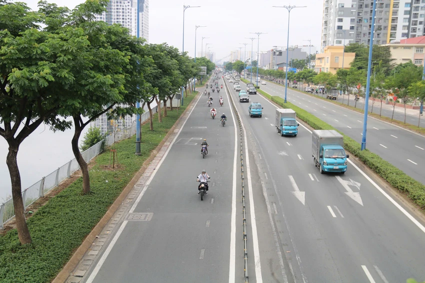 Chính vì vậy, từ tháng 6, TP.HCM đã lên phương án xóa dải phân cách này để mở rộng đường, giảm ùn ứ cho khu vực. duong-vo-van-kiet-51.jpg
