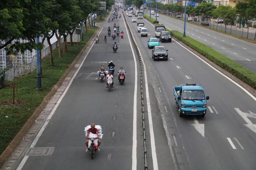 Cùng với đó, dải phân cách giữa làn xe máy và làn xe ô tô cũng đã được điều chỉnh. Cụ thể, đơn vị thi công đã dịch chuyển dải phân cách về phía làn xe máy để nới rộng làn xe ô tô. duong-vo-van-kiet-52.jpg