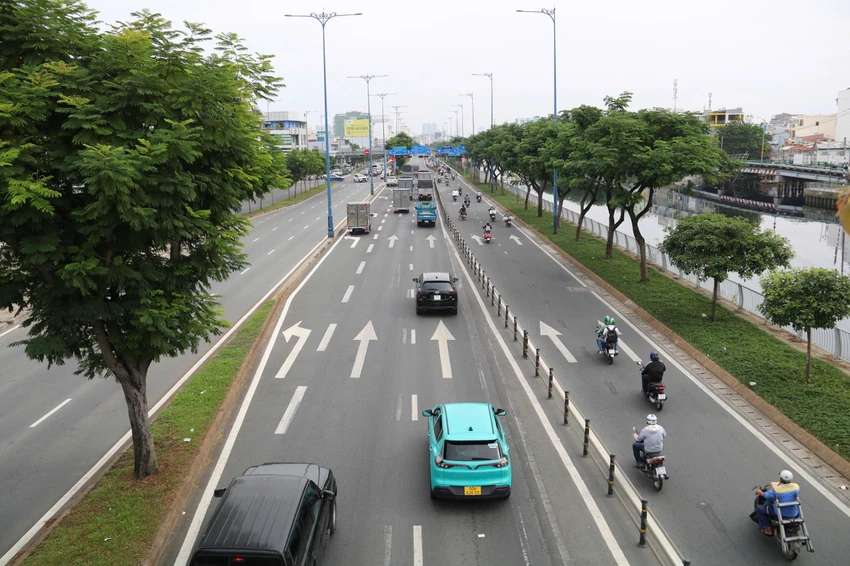 Để thực hiện dự án này, Trung tâm Quản lý điều hành giao thông đô thị đã dịch chuyển (bứng dưỡng, trồng lại) 48 cây xanh (me, lim sét), đốn hạ 188 cây xanh già cỗi, sinh trưởng kém (long não, phượng vỹ). duong-vo-van-kiet-53.jpg