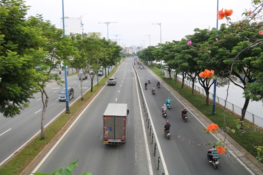 Trước đó, hồi tháng 10, giai đoạn 1 của dự án (từ nút giao Tân Kiên đến cầu Nguyễn Tri Phương) đã hoàn tất mở rộng sau 4 tháng thi công. duong-vo-van-kiet-59.jpg
