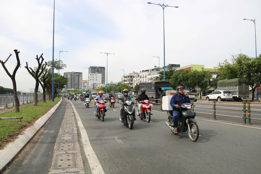 Giai đoạn 2 của dự án được thi công từ khoảng tháng 10 (đoạn từ cầu Nguyễn Tri Phương đến hầm sông Sài Gòn) đến nay cơ bản đã hoàn thành. duong-vo-van-kiet-72.jpg