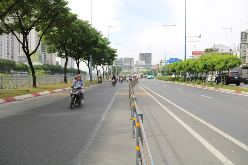 Ghi nhận của PLO ngày 11-12, dải phân cách trồng cây bên phải đường Võ Văn Kiệt (hướng từ nút giao Tân Kiên đến hầm sông Sài Gòn) đã chính thức được xóa bỏ sau 6 tháng thi công với 2 giai đoạn. duong-vo-van-kiet-73.jpg
