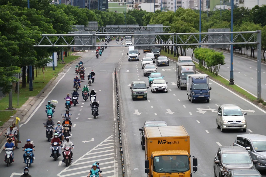Trao đổi với PLO, đại diện Trung tâm Quản lý điều hành giao thông đô thị TP.HCM (chủ đầu tư dự án) thông tin, đơn vị đã hoàn thành xóa dải phân cách trồng cây giữa 2 làn xe máy, đồng thời hoàn tất công tác thi công mặt đường vào ngày 8-12. duong-vo-van-kiet-77.jpg