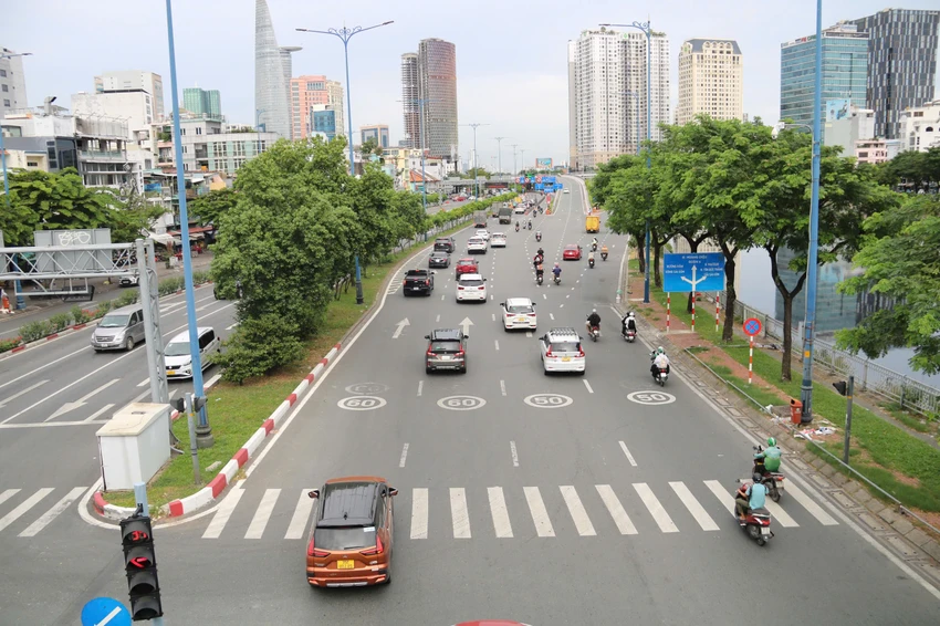 Đường Võ Văn Kiệt rộng khoảng 60 m, dài hơn 13 km. Đây là trục đường quan trọng của TP.HCM với mật độ phương tiện lưu thông lớn. duong-vo-van-kiet-79.jpg