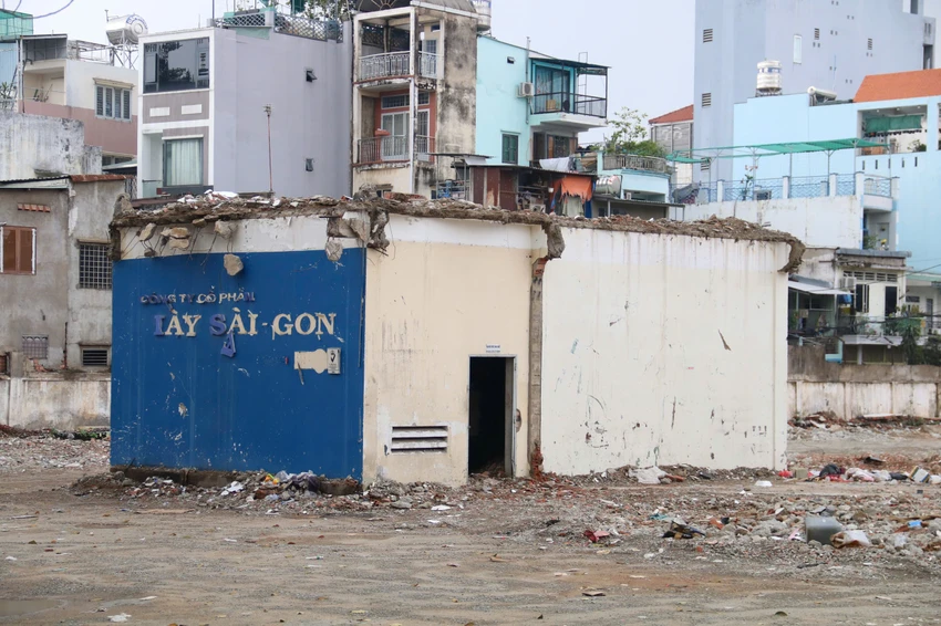 Công ty Cổ phần Giáo dục G Sài Gòn đã tự nguyện tháo dỡ. 419-le-hong-phong-3.jpg