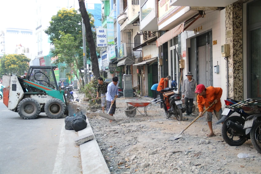 Vỉa hè trên đường Nguyễn Văn Luông đang được thi công nhộn nhịp. Vỉa hè trên đường Nguyễn Văn Luông đang được thi công nhộn nhịp.