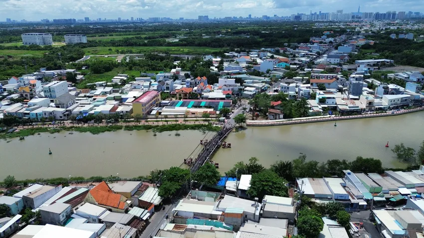 3/4 cây cầu sắt trên đường Lê Văn Lương đã và đang được thay thế. Ảnh: NN cửa ngõ phía nam