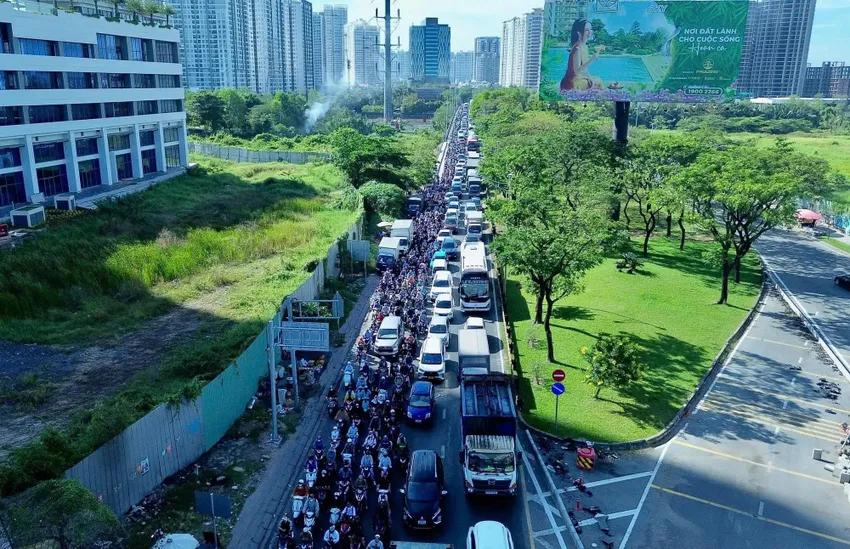 Đường Nguyễn Hữu Thọ thường xuyên ùn ứ. Ảnh: Đào Trang đường trên cao