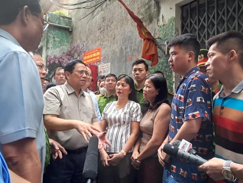 Thủ tướng Phạm Minh Chính thị sát hiện trường vụ cháy chung cư mini ở Hà Nội. Ảnh: VGP thu tuong pham minh chinh kiem tra vu chay chung cu ha noi -1.jpg