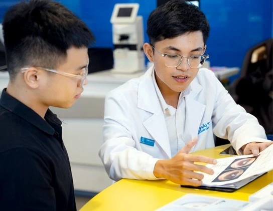 Các bước đo mắt cận cần thực hiện bởi đội ngũ chuyên viên tay nghề cao, am hiểu về chuyên môn. Các bước đo mắt cận cần thực hiện bởi đội ngũ chuyên viên tay nghề cao, am hiểu về chuyên môn.jpg