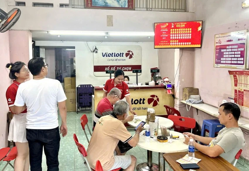 Người chơi theo dõi màn hình kết quả và luận số dự thưởng Keno cho các kỳ quay tiếp theo. Thú vui lập hội luận số của người chơi xổ số nhanh Keno.jpg