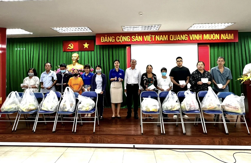 PVFCCo trao quà cho các hộ gia đình khó khăn trên địa bàn phường Đa Kao, quận 1, TP.HCM. pvfcco-thuc-hien-nhieu-chuong-trinh-an-sinh-xa-hoi-y-nghia-nhan-dip-quoc-khanh-2-9-3.jpg