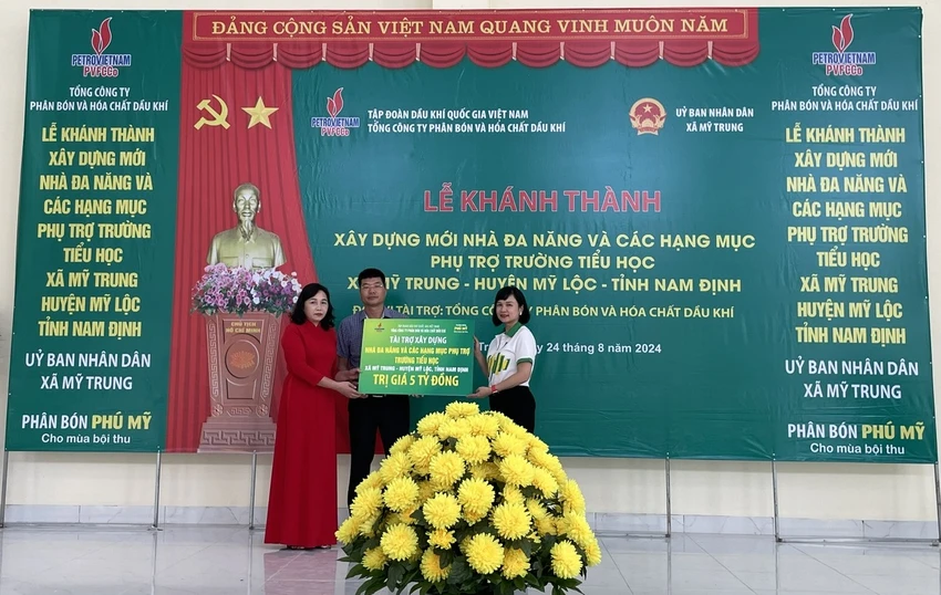 PVFCCo trao biểu trưng tài trợ xây dựng công trình Nhà đa năng và các hạng mục phụ trợ Trường Tiểu học xã Mỹ Trung, huyện Mỹ Lộc, tỉnh Nam Định. PVFCCo thực hiện nhiều chương trình an sinh xã hội ý nghĩa nhân dịp Quốc khánh 2-9.jpg