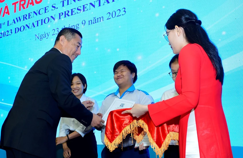 Các em Học sinh - Sinh viên nhận học bổng Đinh Thiện Lý năm 2023. Hơn 8 tỷ đồng sẽ được trao trong Chương trình Học bổng Đinh Thiện Lý.JPG