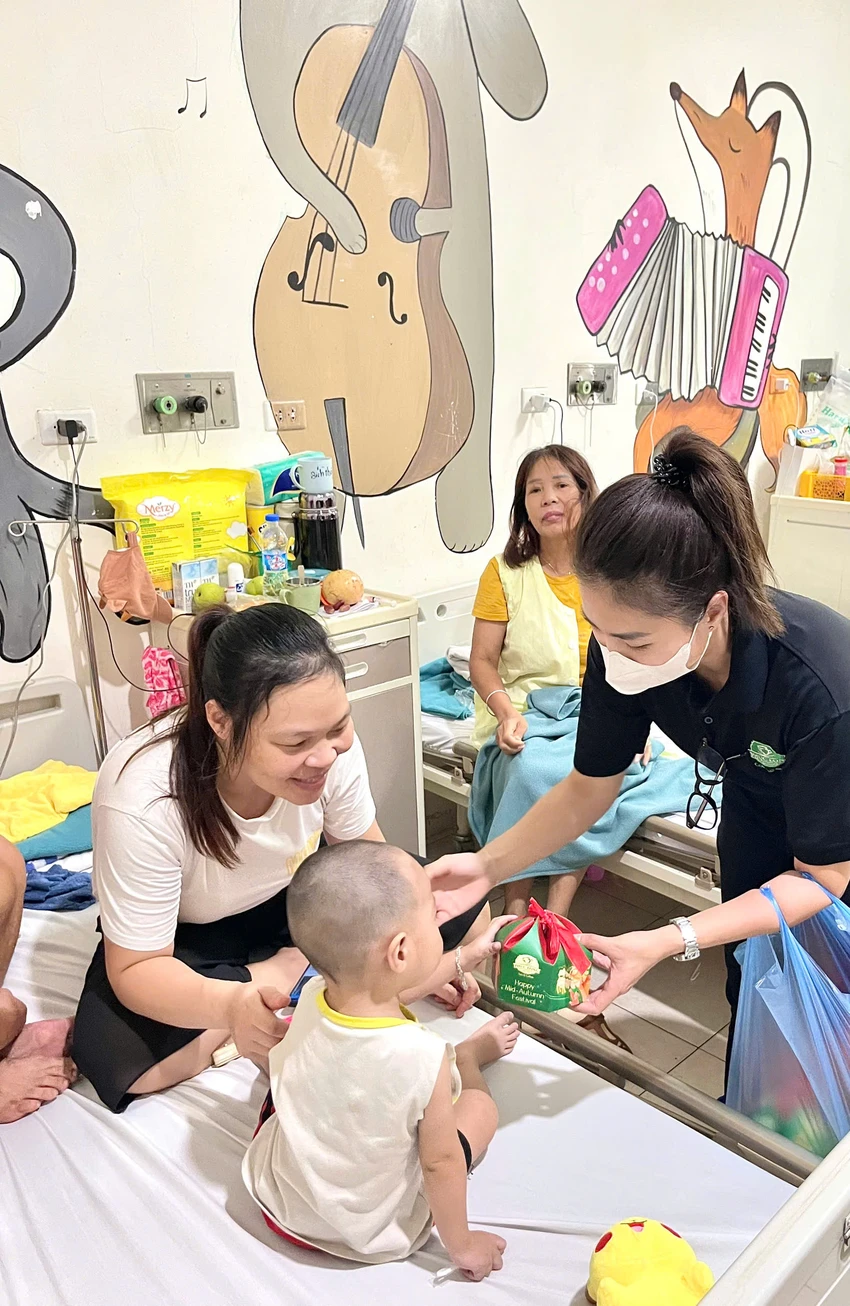 Phúc Long tặng bánh cho các cháu nhỏ tại bệnh viện E - Hà Nội. Masan và những chương trình an sinh xã hội thiết thực.jpg