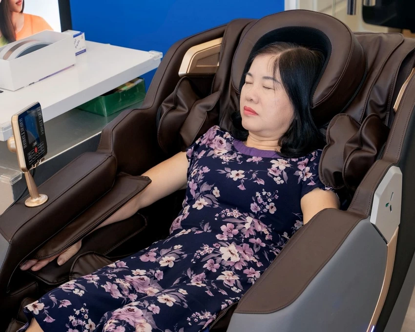 Tối ưu hóa thời gian chờ đợi thành trải nghiệm thoải mái hơn, khách hàng còn được sử dụng máy massage trong quá trình cắt mắt kính chính hãng. kinh-hai-trieu-thuong-hieu-mat-kinh-cao-cap-100-an-tam-2.jpg