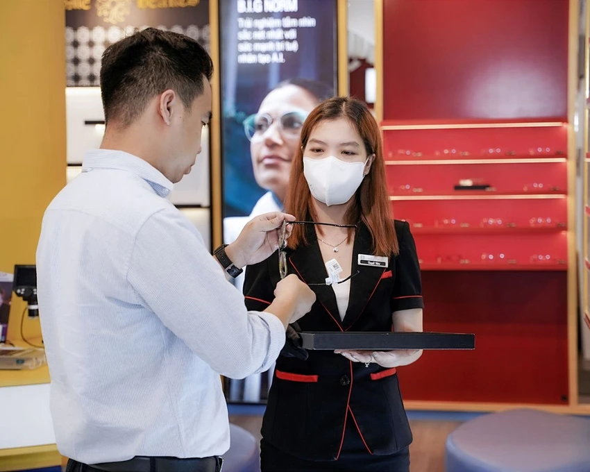 Việc lựa chọn một thương hiệu mắt kính cao cấp tốt không chỉ dựa vào chất lượng sản phẩm mà còn phụ thuộc vào uy tín và kinh nghiệm trong ngành. Kính Hải Triều - Thương hiệu mắt kính cao cấp 100% an tâm.jpg