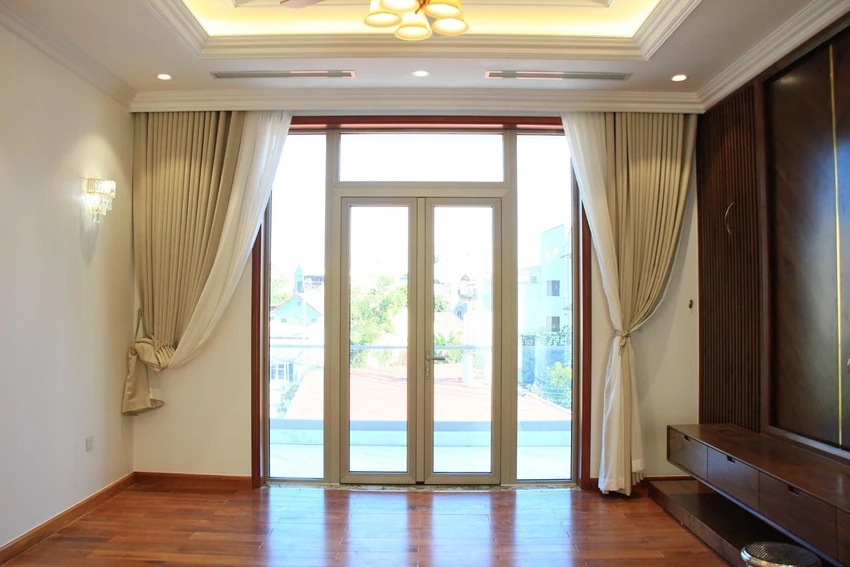 Cửa đi mở quay 2 cánh - sử dụng nhôm Civro và kính hộp cách âm, đơn vị thi công: Công ty cổ phần Tường Kính TKC cung cấp và lắp đặt. Cửa nhôm Civro - Lựa chọn hoàn hảo cho không gian sống.jpg