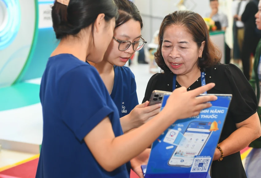 Tính năng Nhắc uống thuốc ứng dụng công nghệ AI được các chuyên gia, bác sĩ tại hội nghị đánh giá là “hiện đại, thiết thực và có ý nghĩa với người bệnh”. Chiến lược đào tạo giúp đội ngũ Long Châu tự tin chăm sóc sức khỏe hơn 20 triệu khách hàng.JPG
