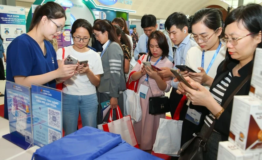 Dược sĩ Long Châu hướng dẫn các đại biểu tại hội nghị trải nghiệm tính năng kiểm tra sức khỏe trên ứng dụng Long Châu. chien-luoc-dao-tao-giup-doi-ngu-long-chau-tu-tin-cham-soc-suc-khoe-hon-20-trieu-khach-hang.JPG
