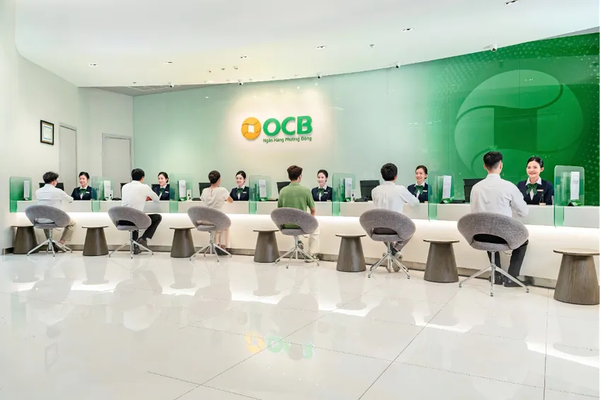 Khách hàng đến CN/PGD của OCB để được hỗ trợ cập nhật giấy tờ tùy thân và xác minh sinh trắc học. OCB tăng cường hỗ trợ khách hàng cập nhật sinh trắc học và giấy tờ tùy thân hết hạn.png
