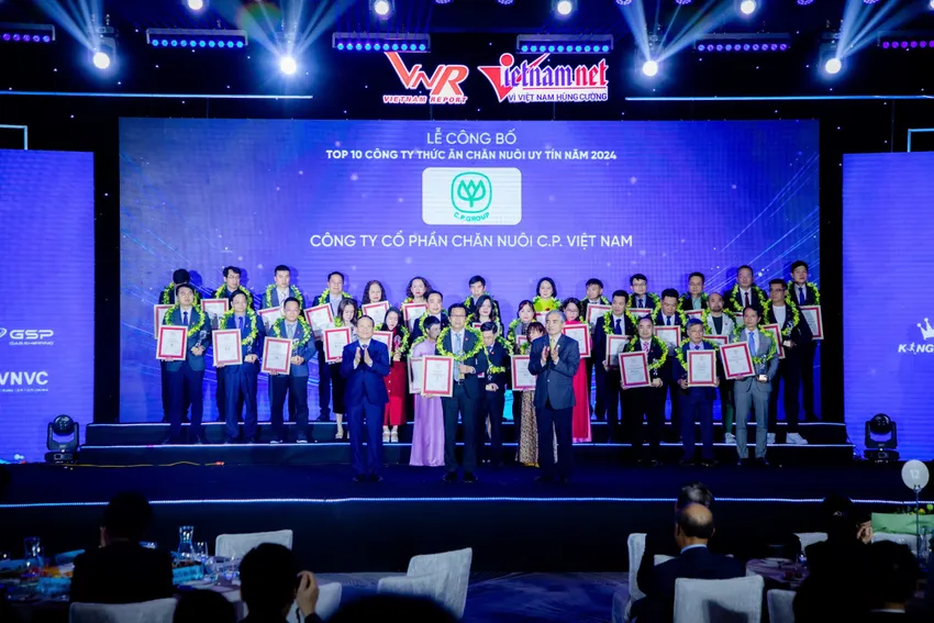 Ông Vũ Anh Tuấn- Phó tổng giám đốc cấp cao CP Việt Nam đã nhận giải thưởng “Top 10 thức ăn chăn nuôi uy tín năm 2024”. cp-viet-nam-dat-top-50-doanh-nghiep-xuat-sac-nam-2024-2.JPG