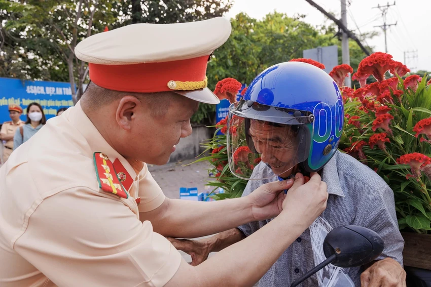 csgt-tp-hcm-trien-khai-diem-tiep-suc-nhan-dan-giup-dan-ve-que-an-toan-dip-tet-at-ty-3.png