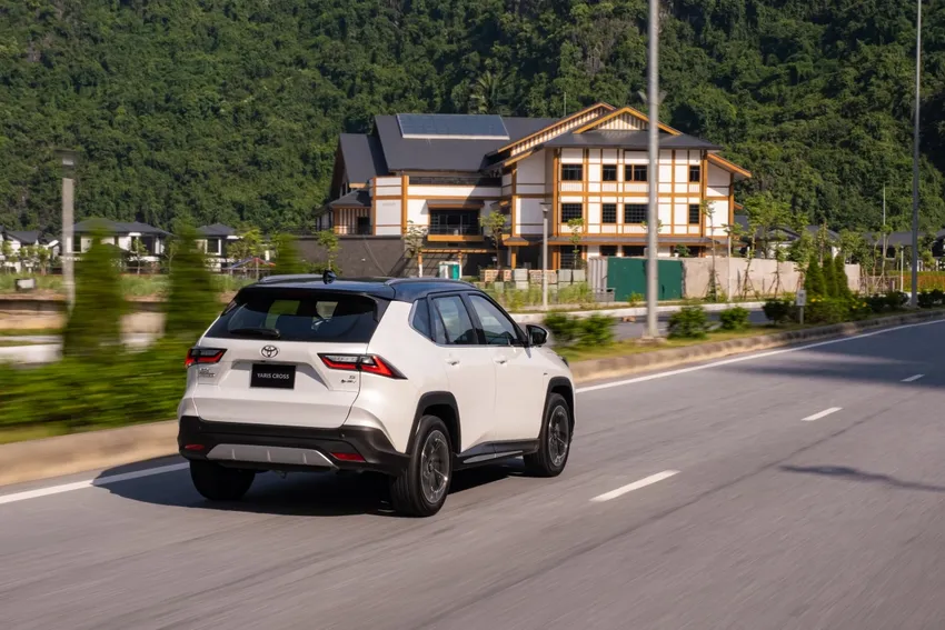 Yaris Cross vận hành êm ái và tiết kiệm nhiên liệu đáng kể. toyota-yaris-cross-chiec-suv-co-b-an-khach-nhat-viet-nam-2.jpg