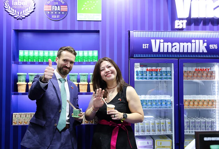 vinamilk-bat-mi-mon-viet-tai-su-kien-don-tau-hai-quan-hoang-gia-anh-4.jpg